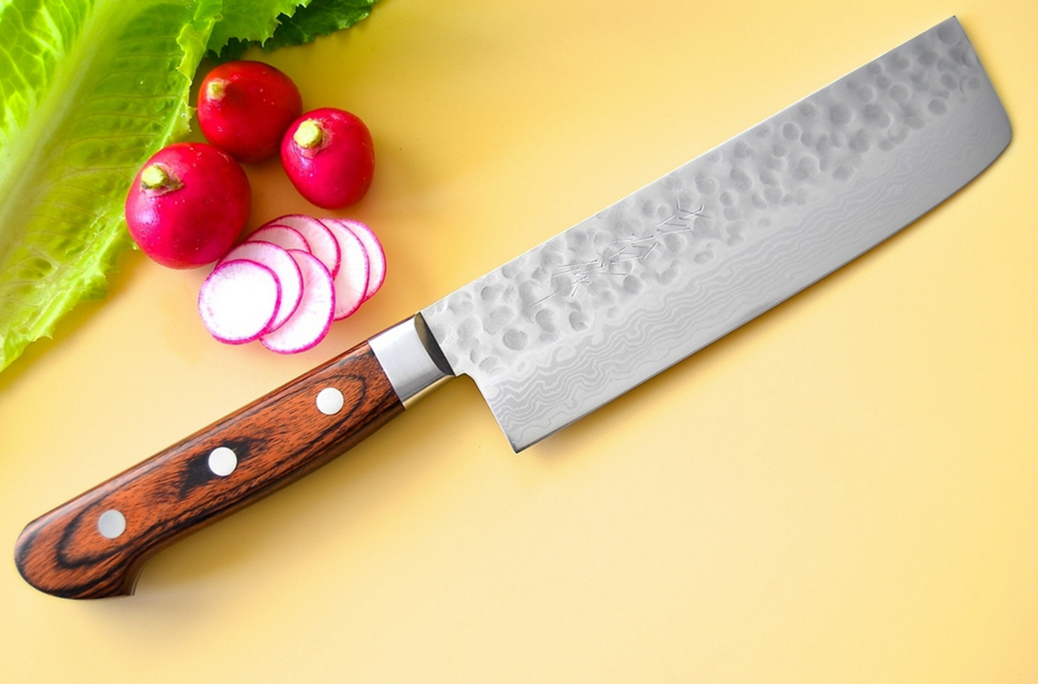 Orientalny, młotkowany nóż Nakiri japońskiej marki Kichiji