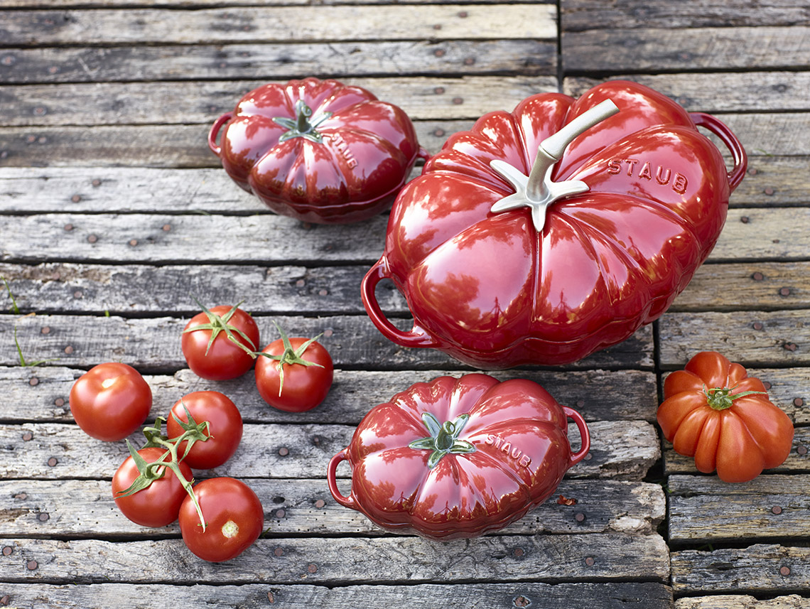 Na żeliwny garnek w formie pomidora, stworzony przez Stauba, można czekać i rok