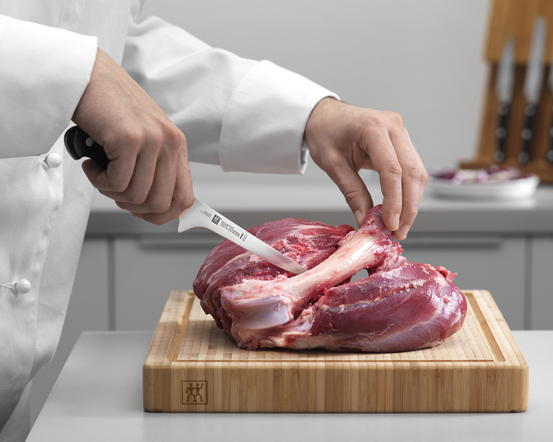 Nóż europejski, z racji specyfiki stali, poradzi sobie z wykrawaniem mięsa od kości