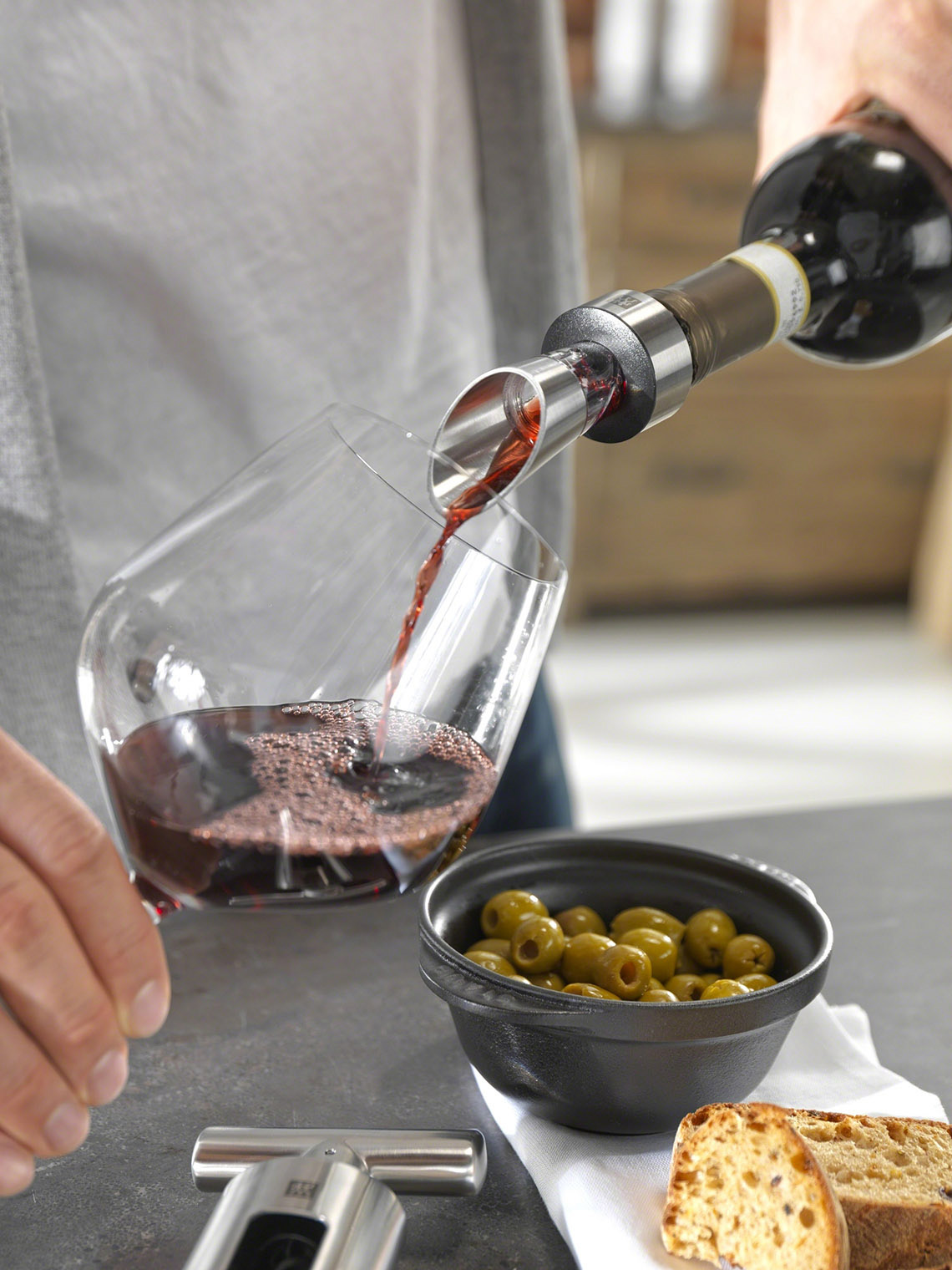 Dekantowanie wina to znana od wieków sztuka wspomagana przez akcesoria barowe