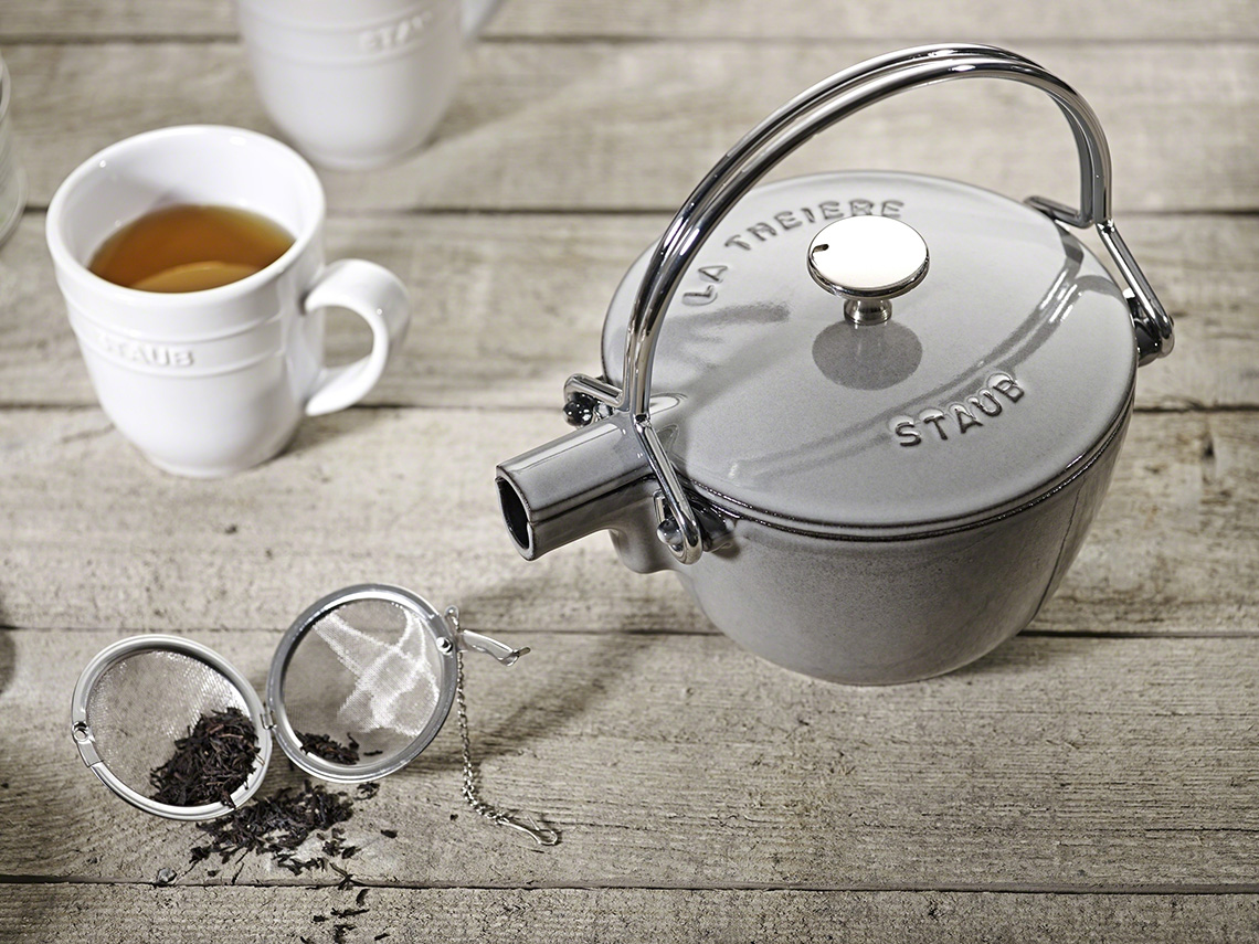 Gorąca i aromatyczna herbata w ślicznych żeliwnych imbrykach Staub
