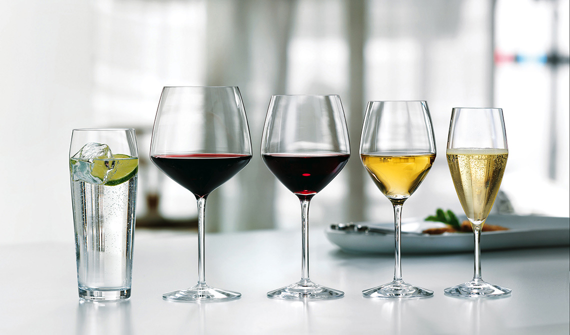 By ze znawstwem serwować wino, trzeba poznać nieco reguł dotyczących jego podawania