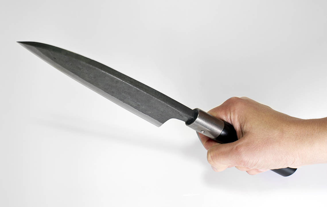 Klinga noża Deba bywa z reguły bardzo masywna i potężna
