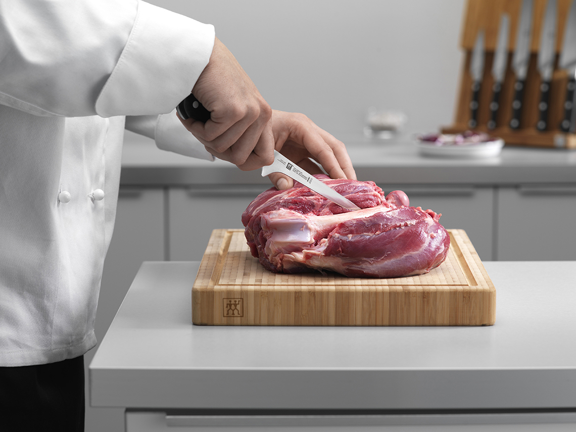 Noże do wykrawania mięsa od kości mają specyficzne ostrze - noże marki Zwilling