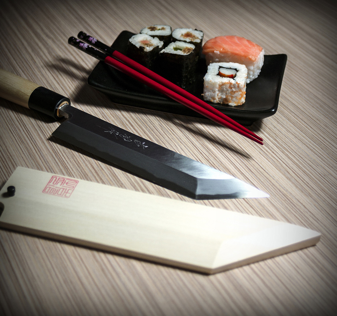 Tradycyjne noże japońskie kute są przez mistrzów tradycyjnego rzemiosła