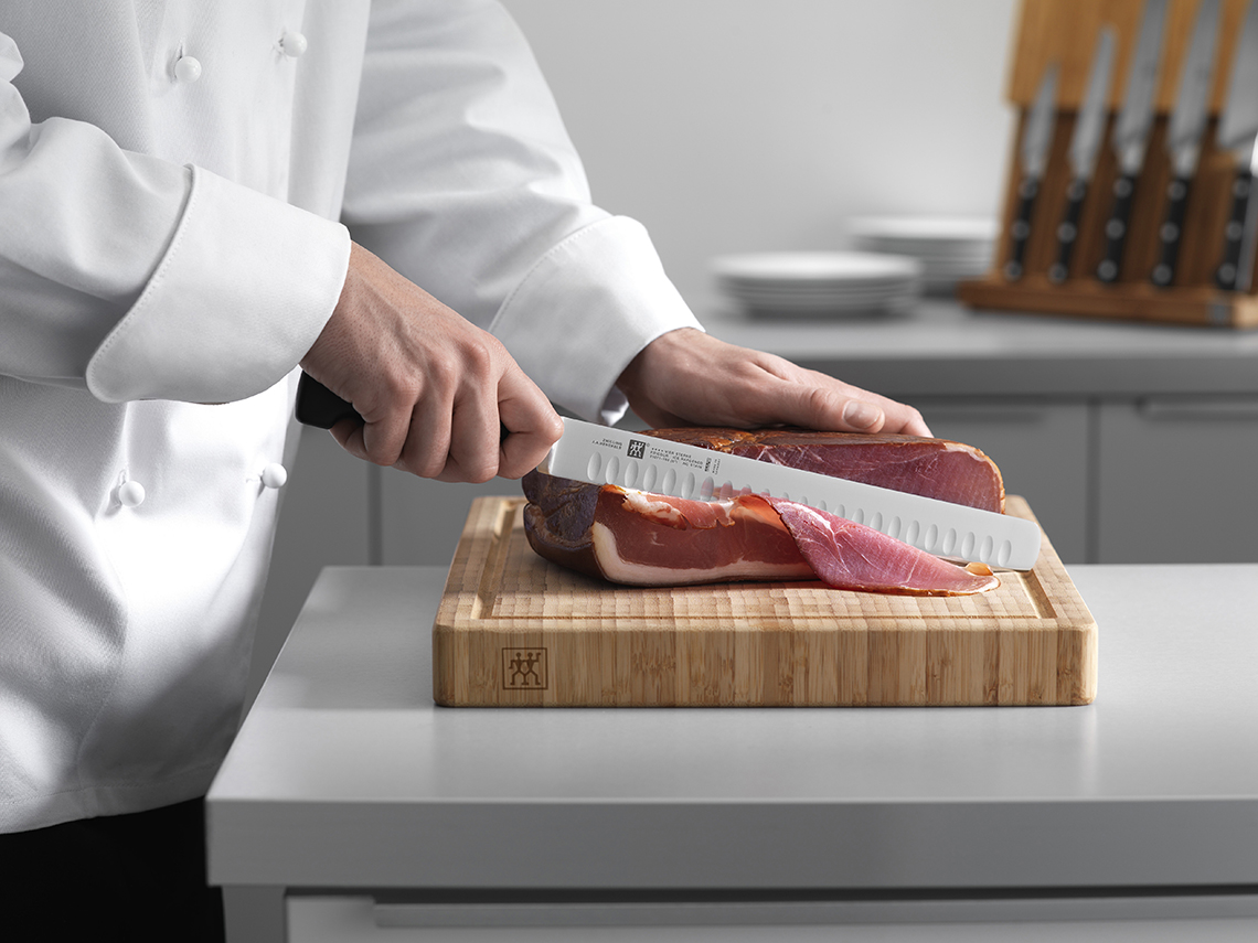 Noże do porcjowania mięs i wędlin muszą mieć odpowiednio długie ostrze 