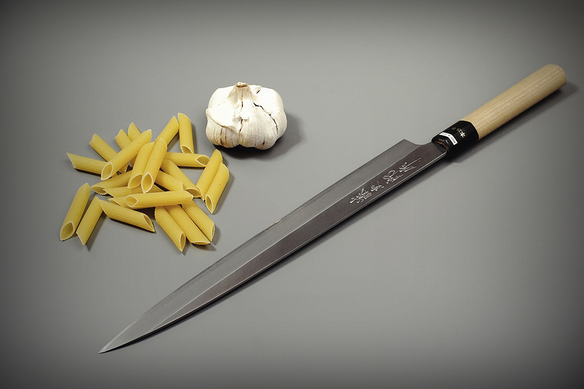 Noże do sushi i sashimi, Yanagiba, posiadają bardzo długie, precyzyjne ostrza