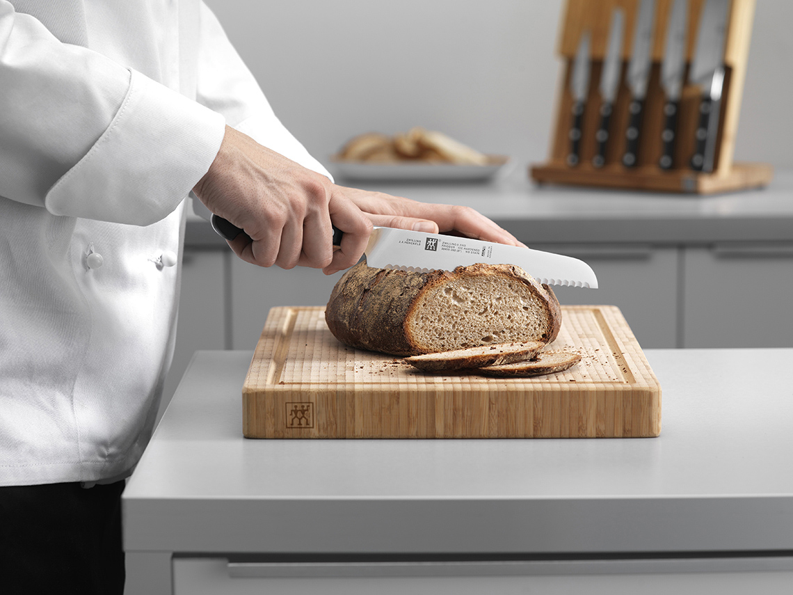 Noże do pieczywa, tzw. noże z piłą, pozwolą wygodnie i precyzyjnie pokroić świeży chleb