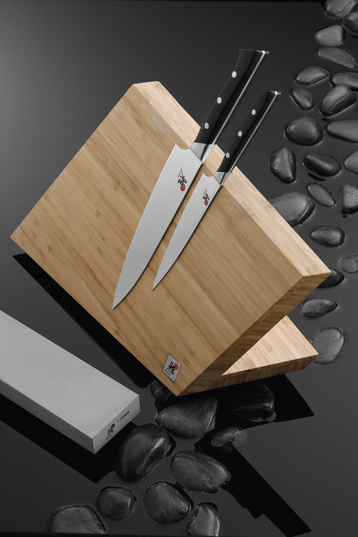 Przechowywanie noży kuchennych na drewnianych pulpitach jest bardzo wygodne