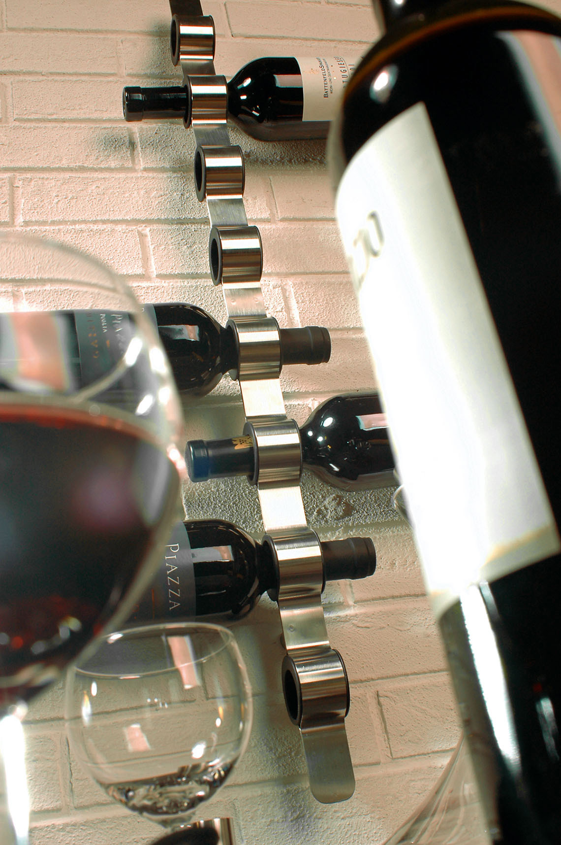 Wino umieszczone w stojaku Cioso, marki Blomus, będzie wygodnie leżakować