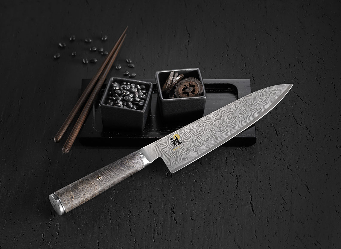 Genialny, 132-warstwowy damasceński japoński nóż Miyabi kroi niemal sam