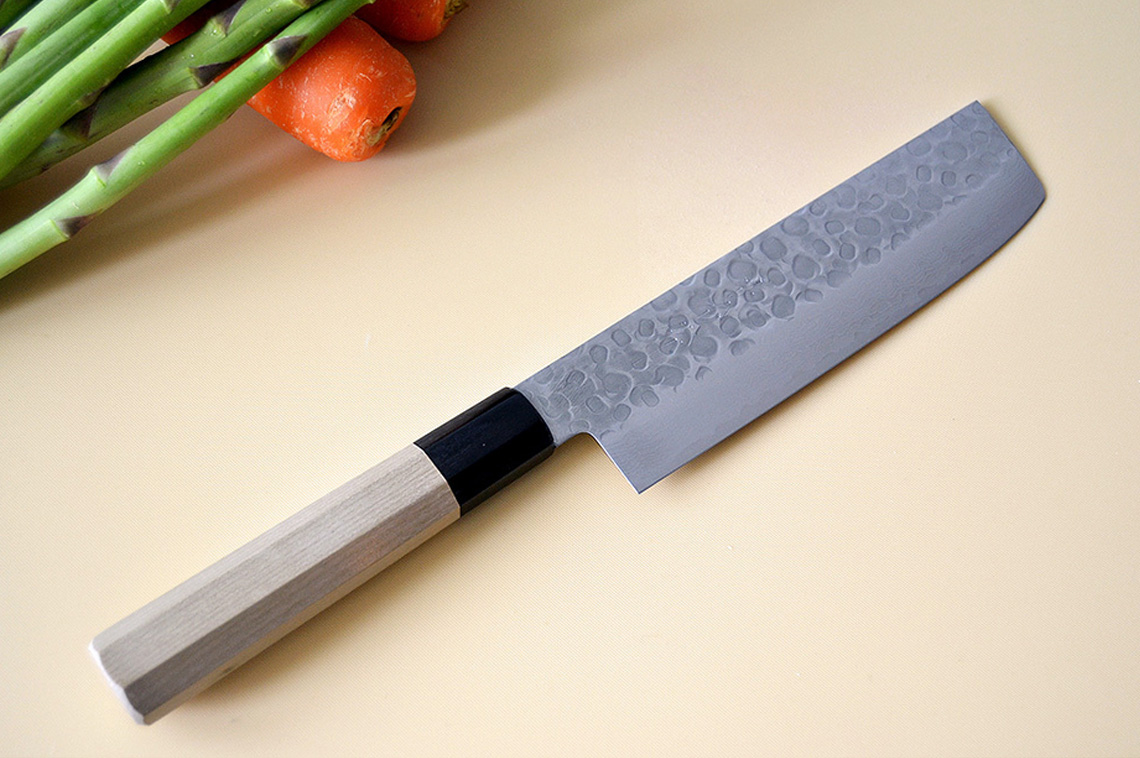 Japońskie noże Nakiri przeznaczone są do szatkowania warzyw i porcjowania mięs bez kości