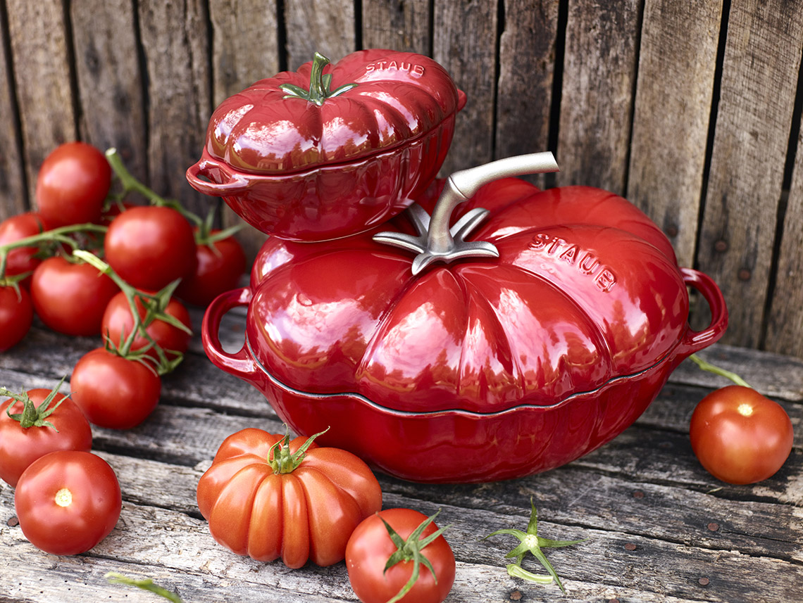 Żeliwny pomidor marki Staub to garnek, który za każdym razem zaskoczy smakową niespodzianką