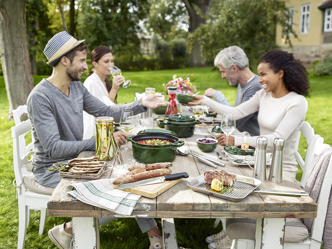 Obiad w ogrodzie to prawdziwa przyjemność, którą wspomogą doskonałe naczynia z żeliwa Staub